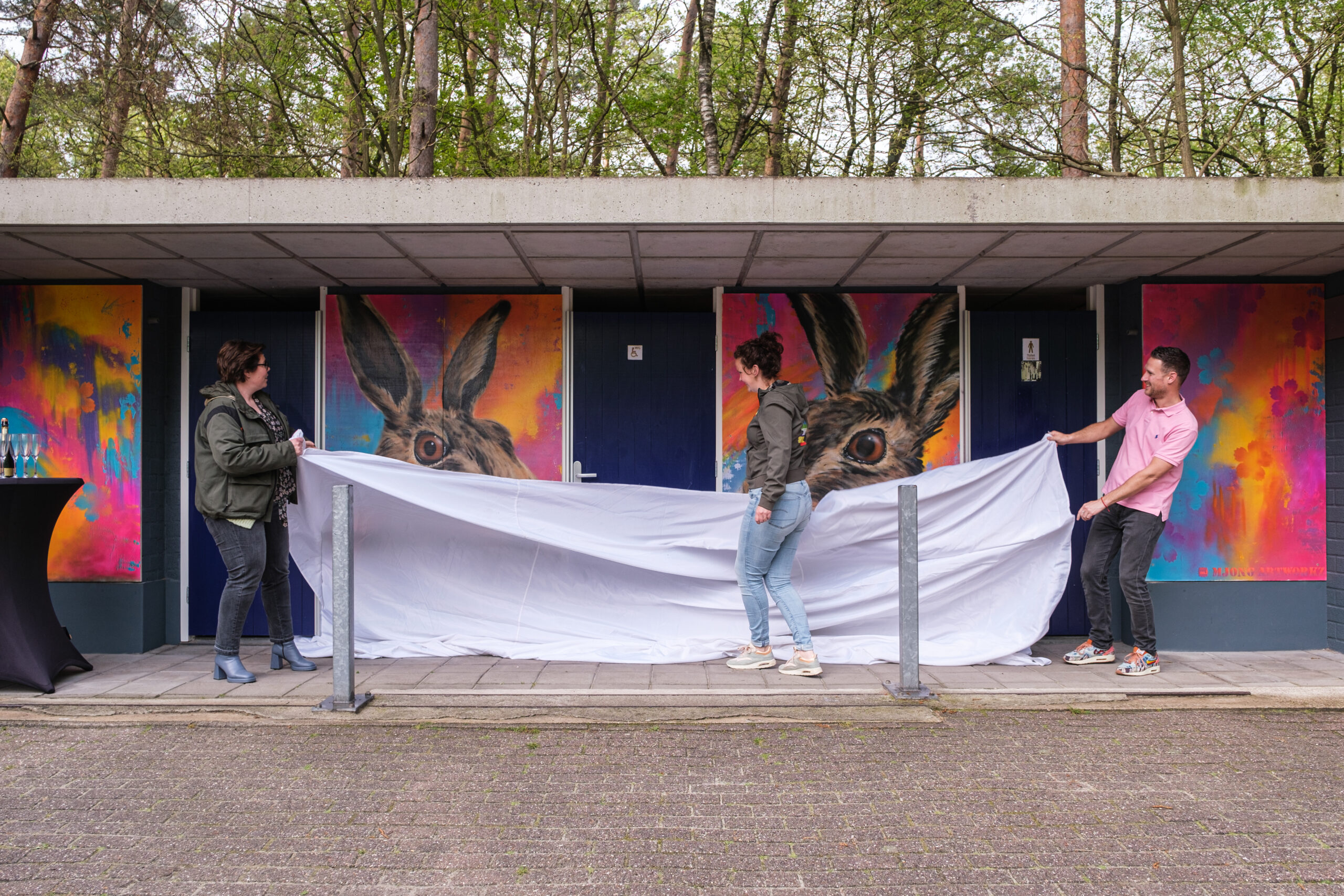 Hardenberg Buiten schenkt kunstwerk en insectenhotel aan Staatsbosbeheer